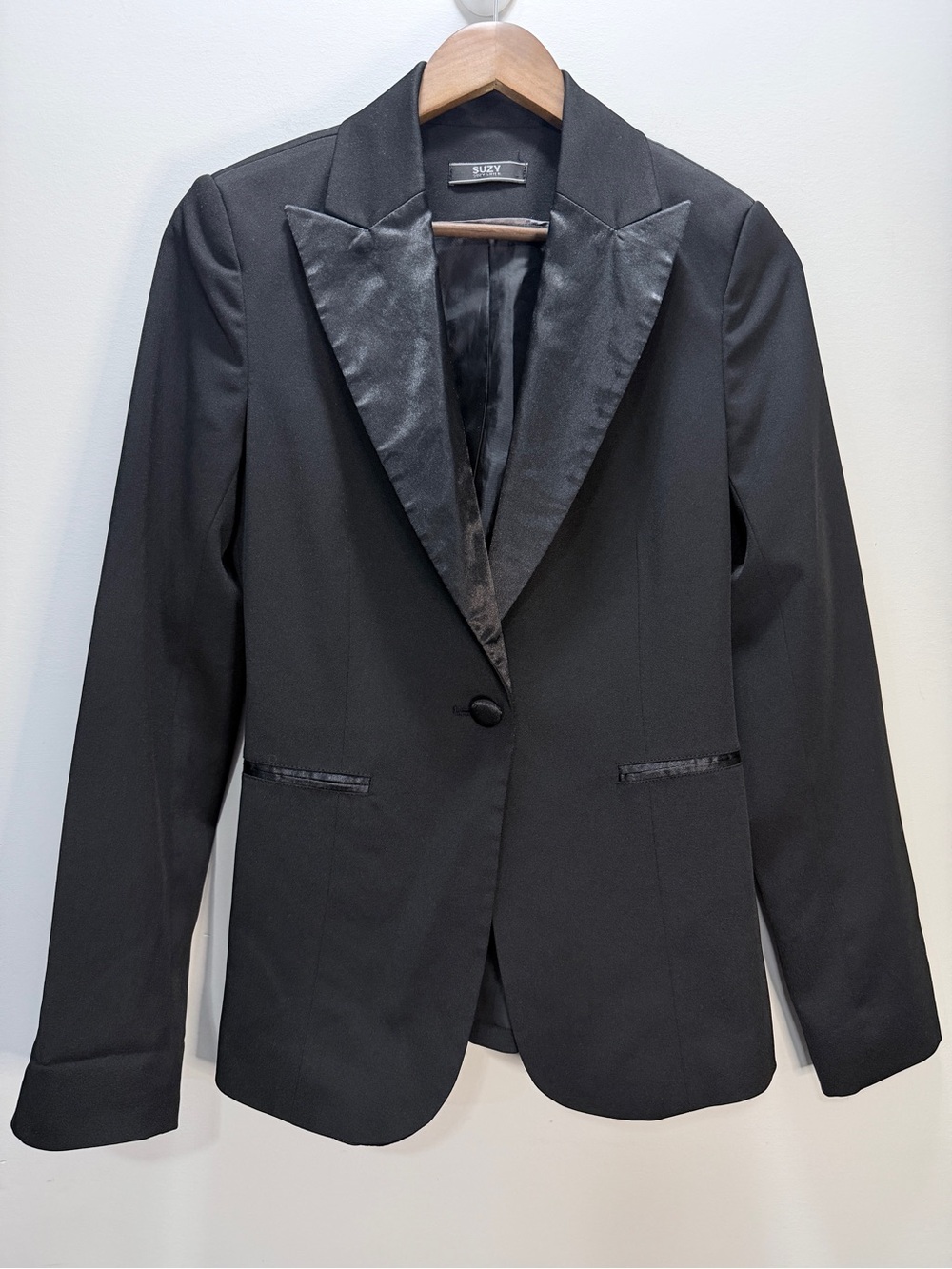 Suzy Women’s Black Satin-Trim Single-Button Tuxedo Blazer Size 3/4 (26 x 18)